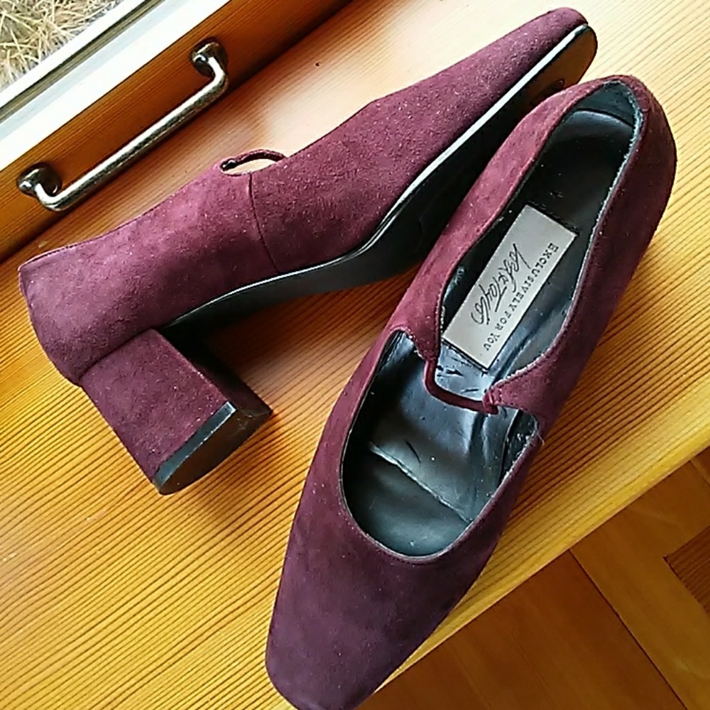 LORD & TAYLOR SUEDE HEELS!